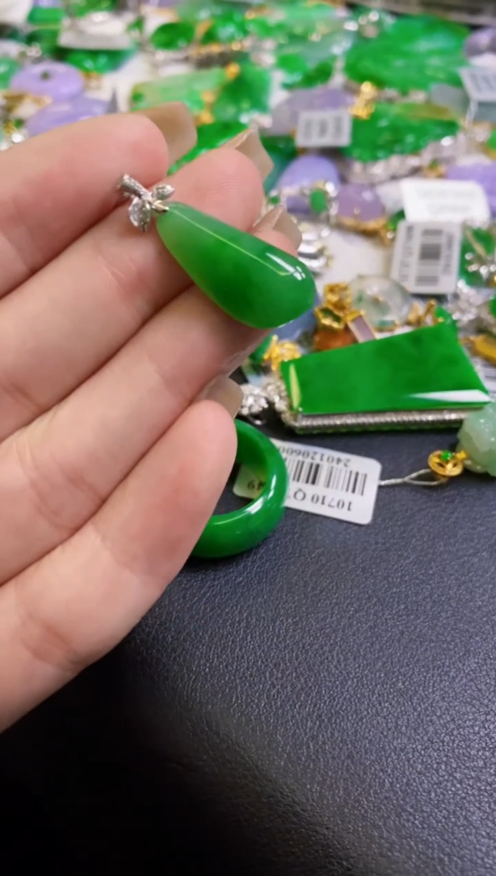 【闪购商品】翡翠颈饰18K金镶嵌吊坠