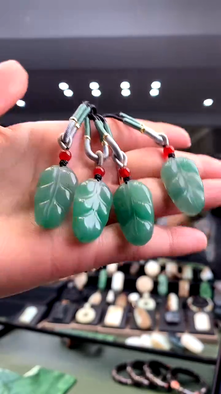 颈饰未镶嵌石英质玉（非洲翠）挂件多样性发一件