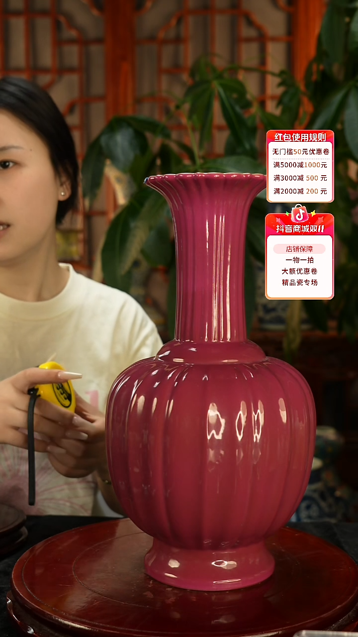 其他瓷胭脂红釉赏瓶一只