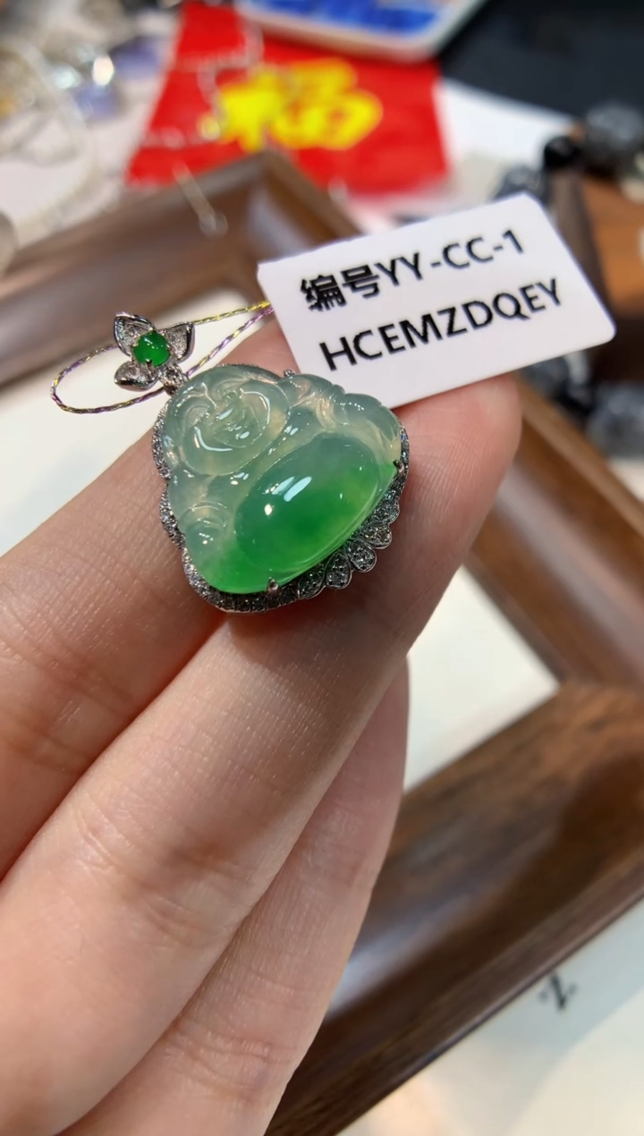 颈饰18K金镶嵌翡翠佛公