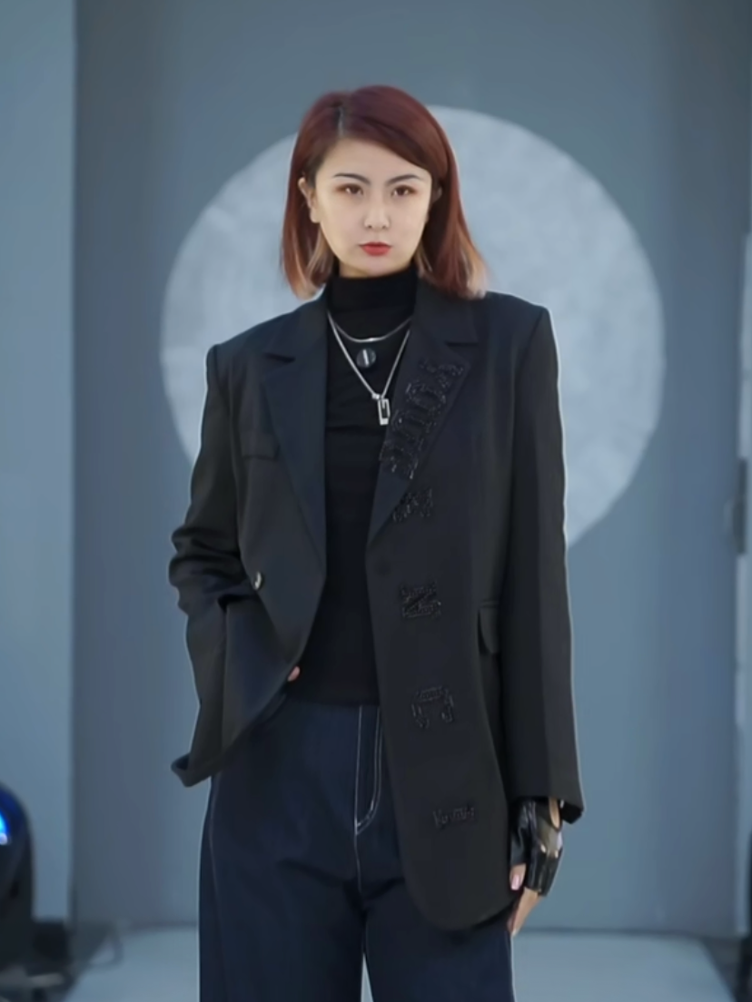 时尚字母钉珠西服外套