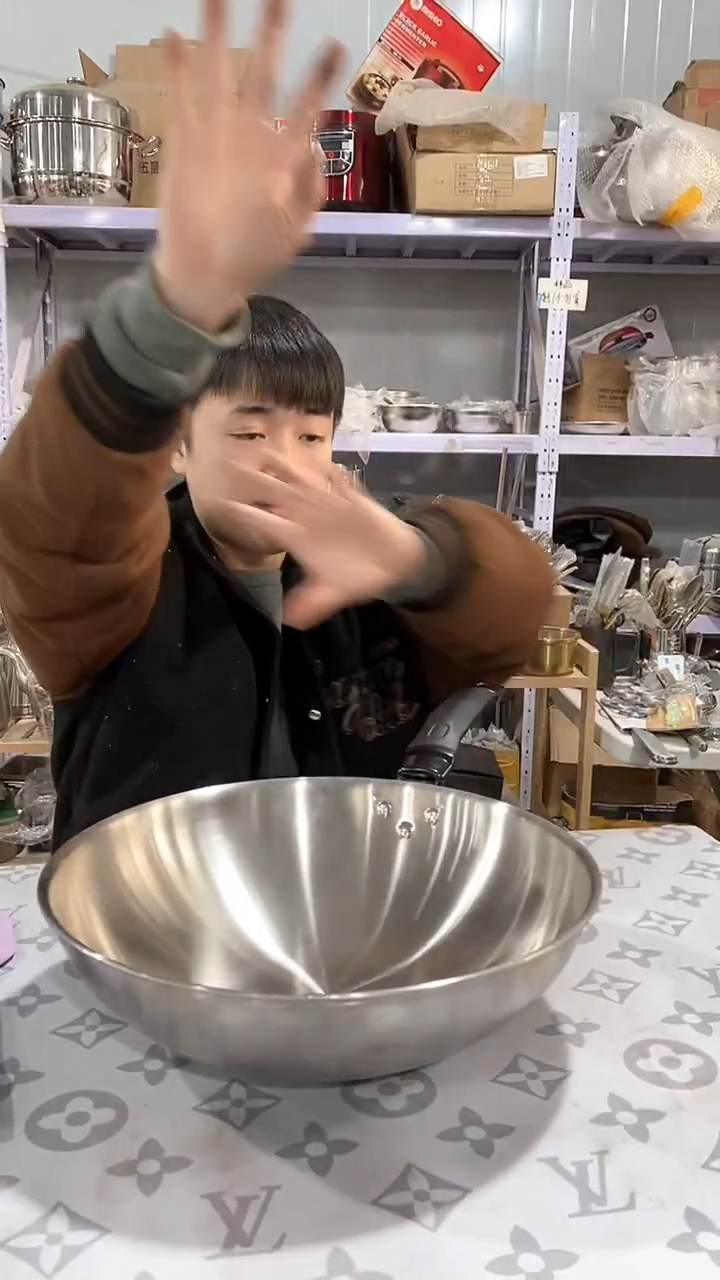 黑柄不锈钢32本色炒锅瑕疵
