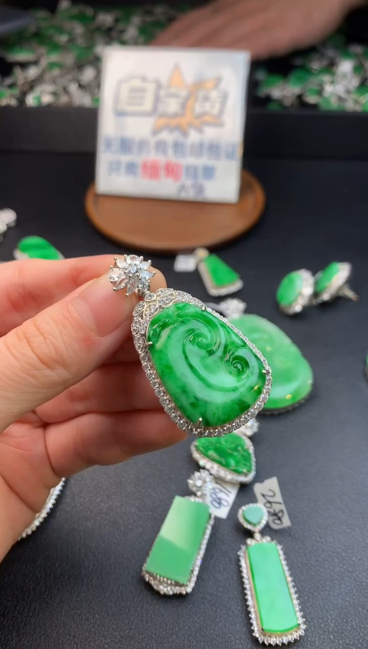 【闪购商品】翡翠颈饰银S925镶嵌翡翠