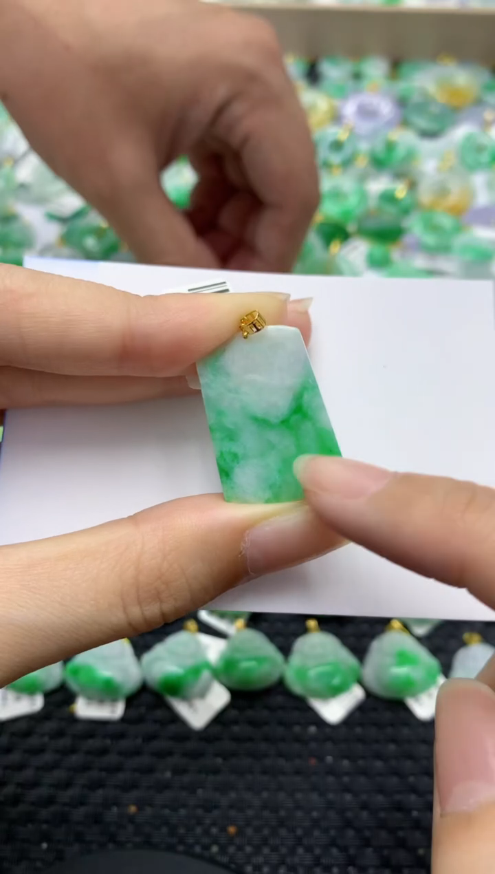 翡翠18K金镶嵌颈饰天然缅甸翡翠A货