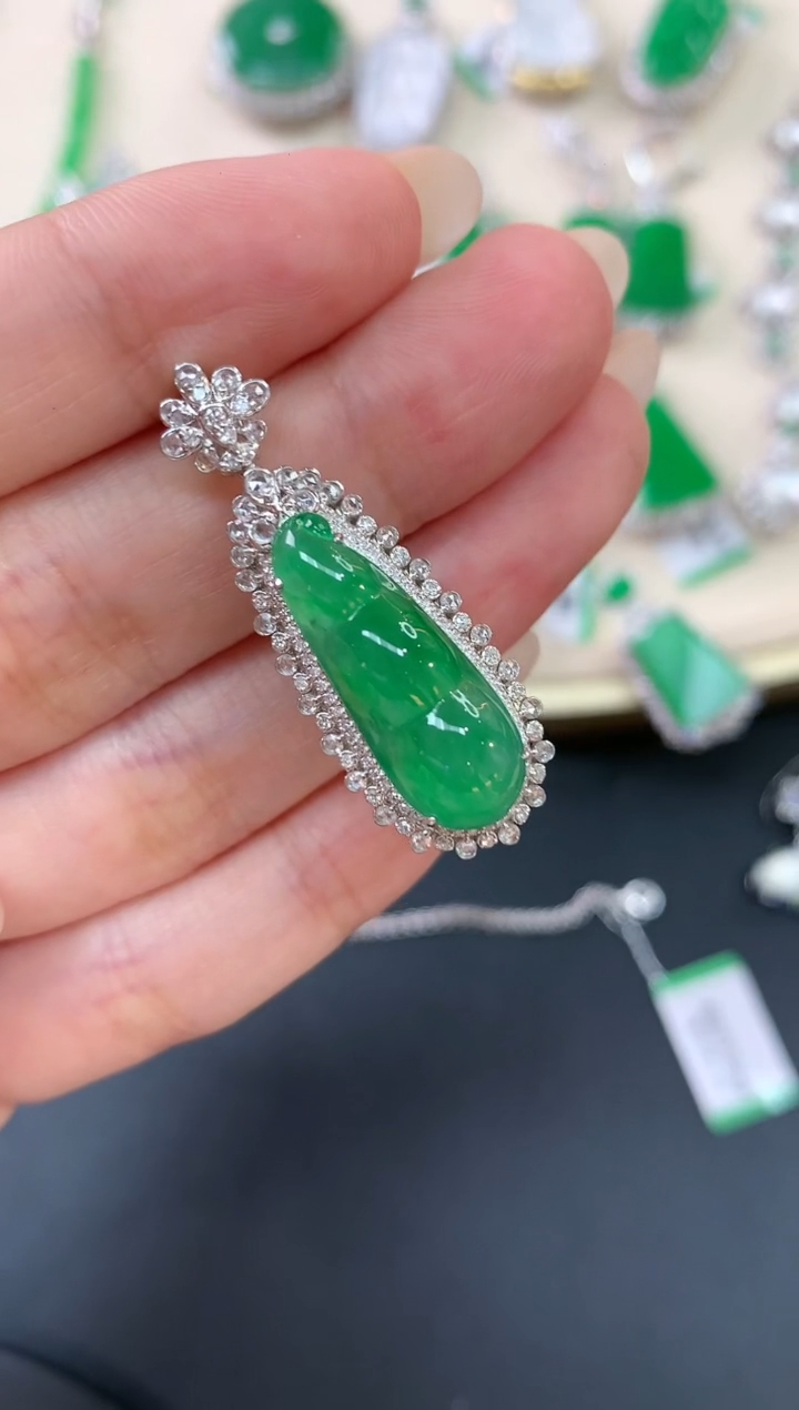【闪购商品】翡翠吊坠(不含链)18K金镶嵌A338|23800
