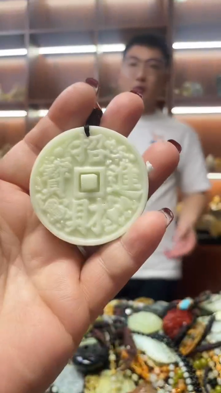 未镶嵌蛇纹石玉吊坠      