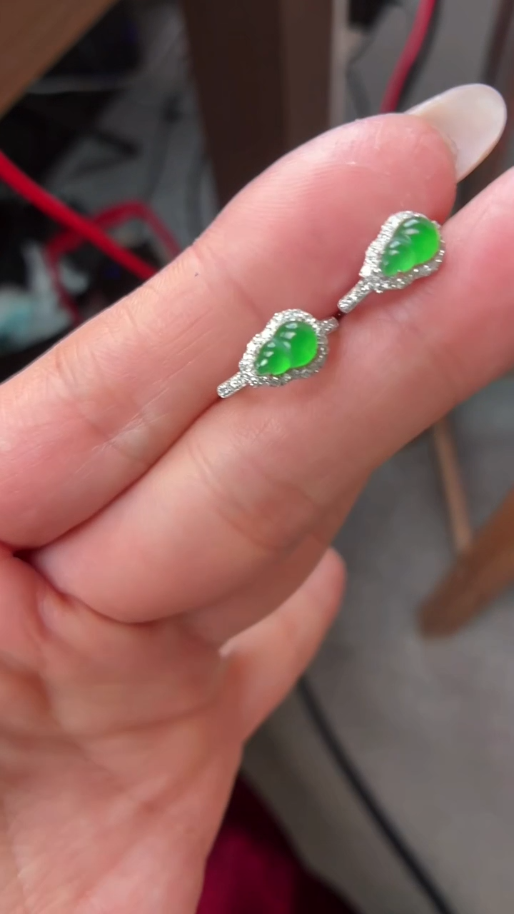 18K金镶嵌翡翠耳饰耳包