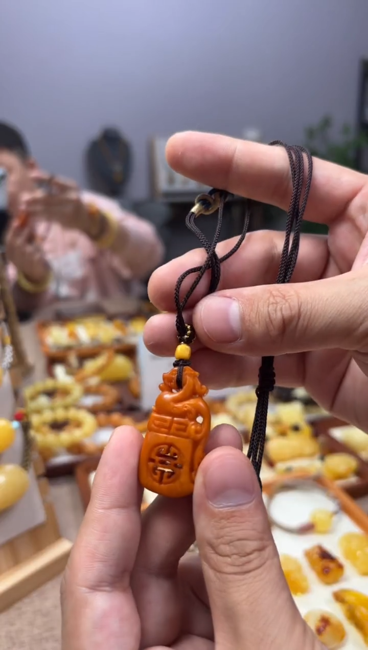 【闪购商品】蜜蜡裸石未镶嵌雕刻