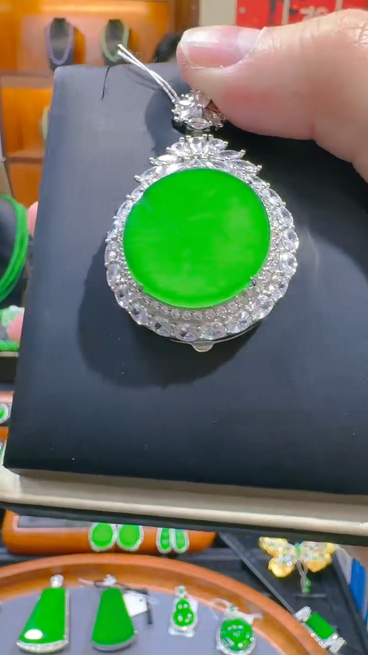 【闪购商品】翡翠吊坠(赠链)银S925镶嵌天然A货翡翠