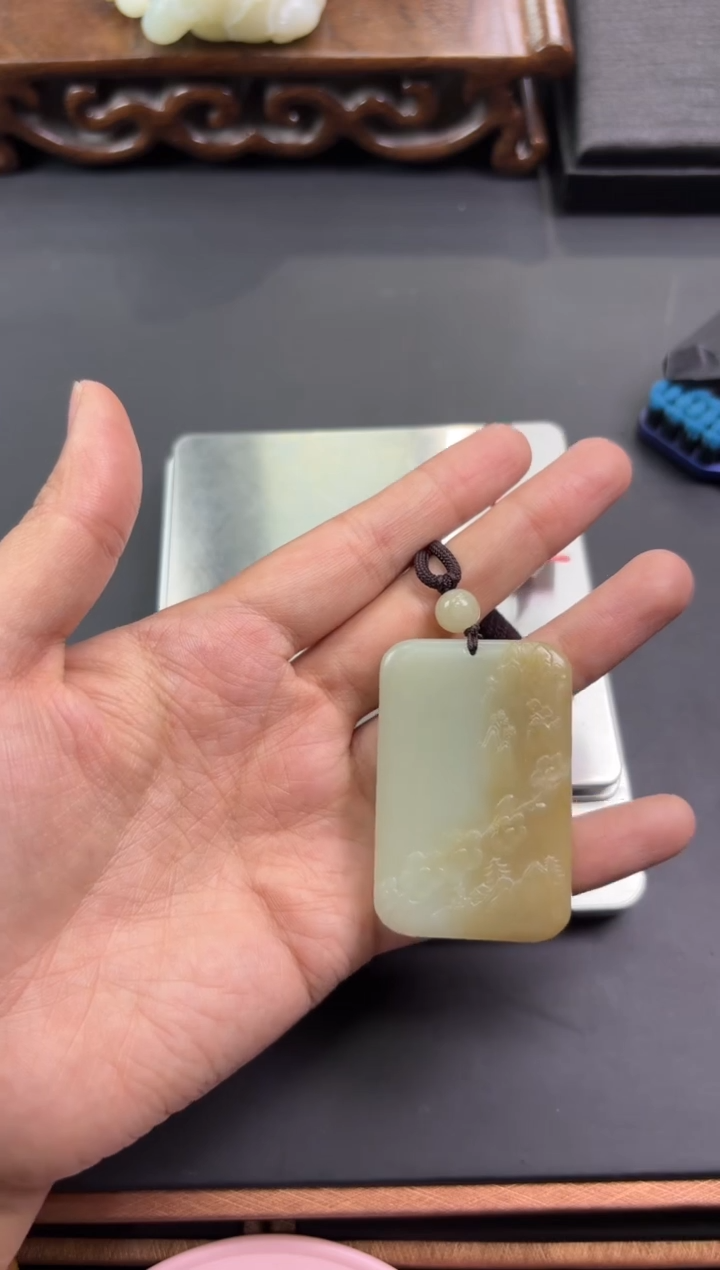 【闪购商品】和田玉吊坠(赠链)未镶嵌且末微色差迪克兰二细吊坠