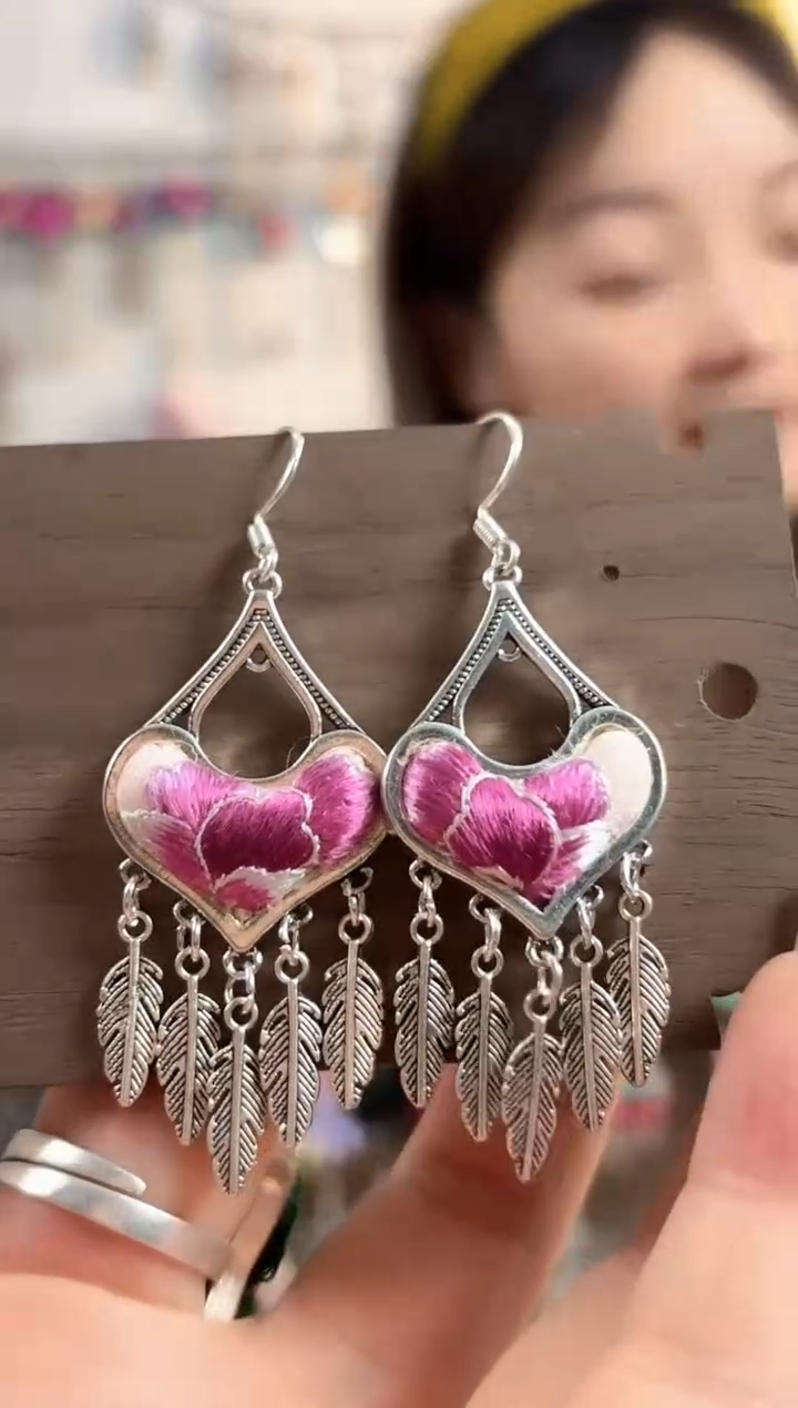 织绣彩云南阁非遗老绣饰品108