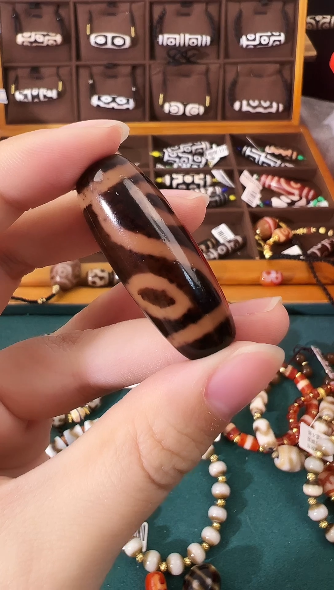 玛瑙/玉髓（覆膜）颈饰未镶嵌?****?52.（微瑕）