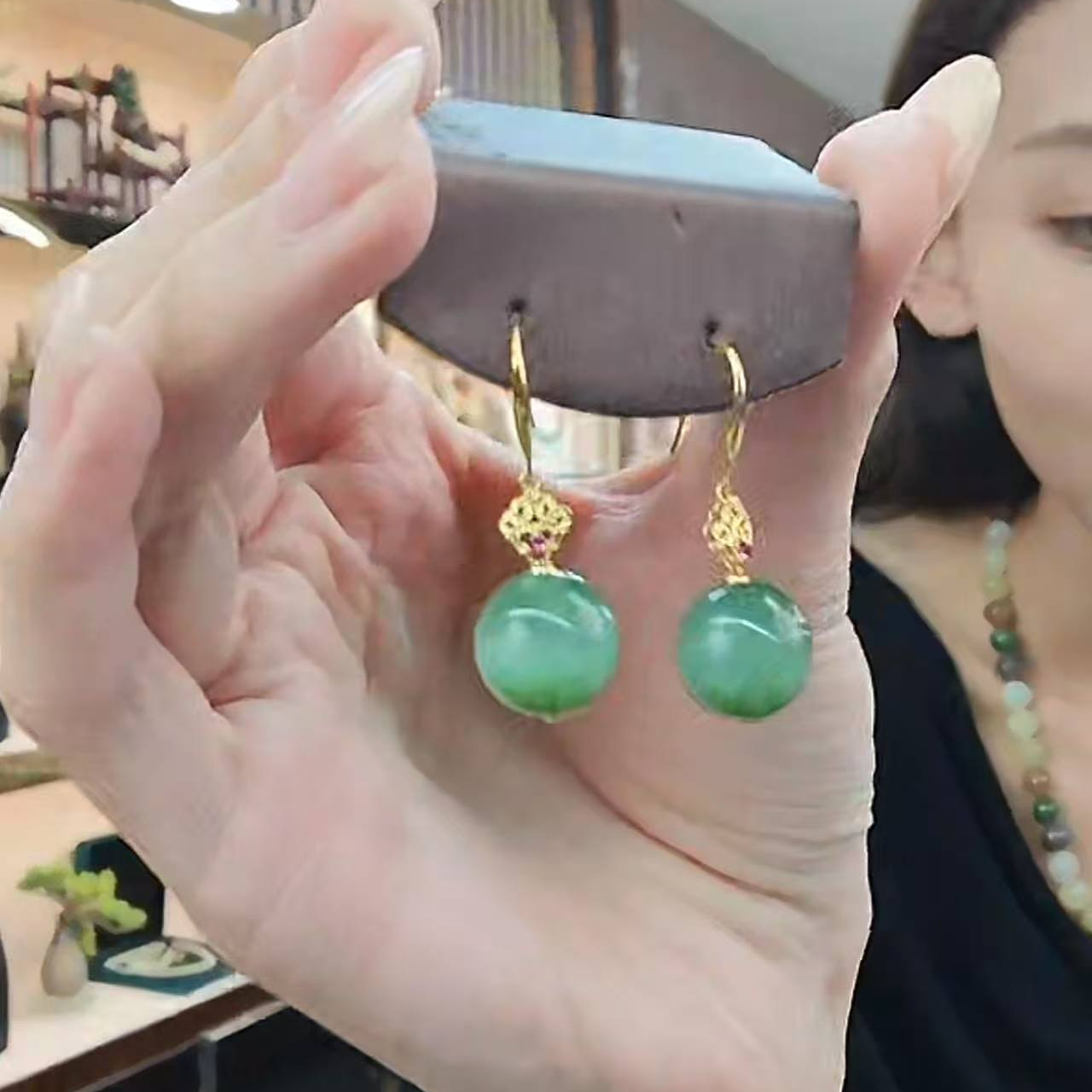 一了个卜和田玉耳环