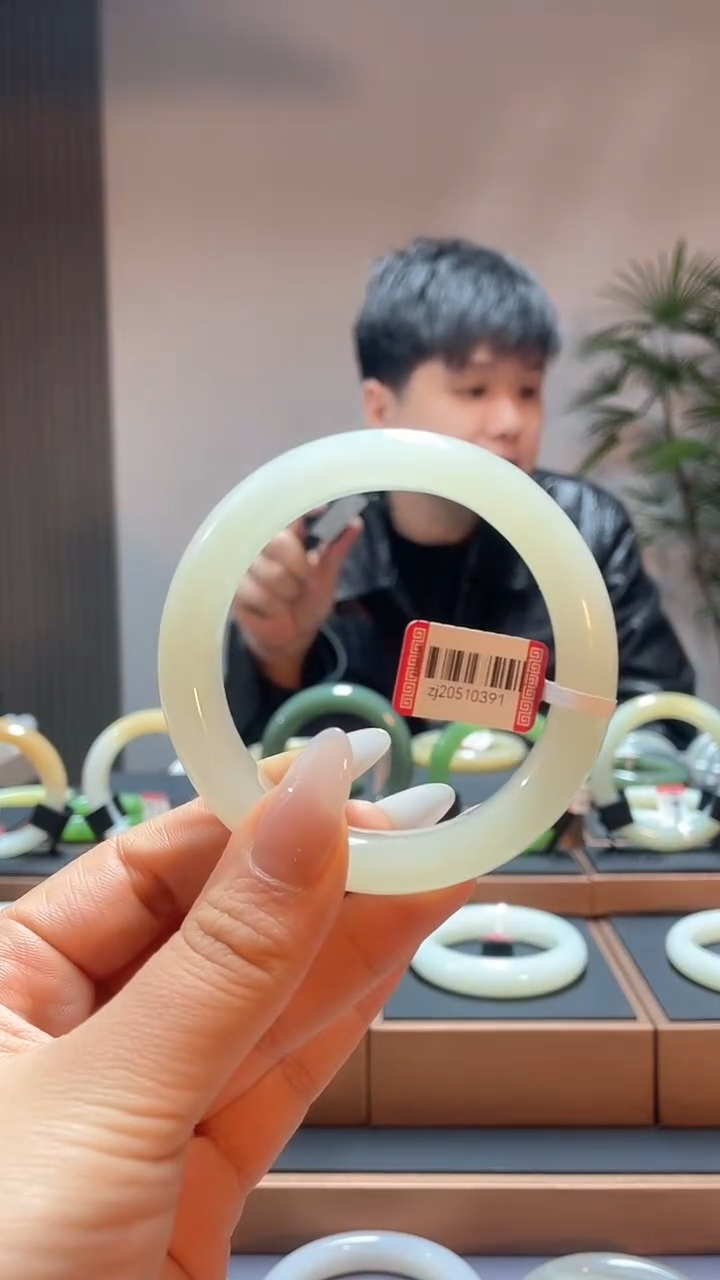 【闪购商品】和田玉手镯未镶嵌56蜂蜜水20510391