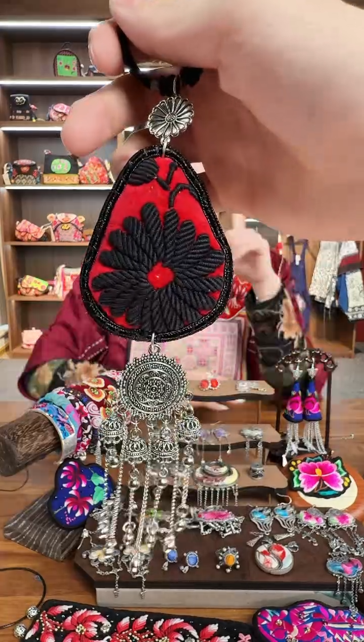 【闪购商品】织绣53蒙阿苏苗绣传承