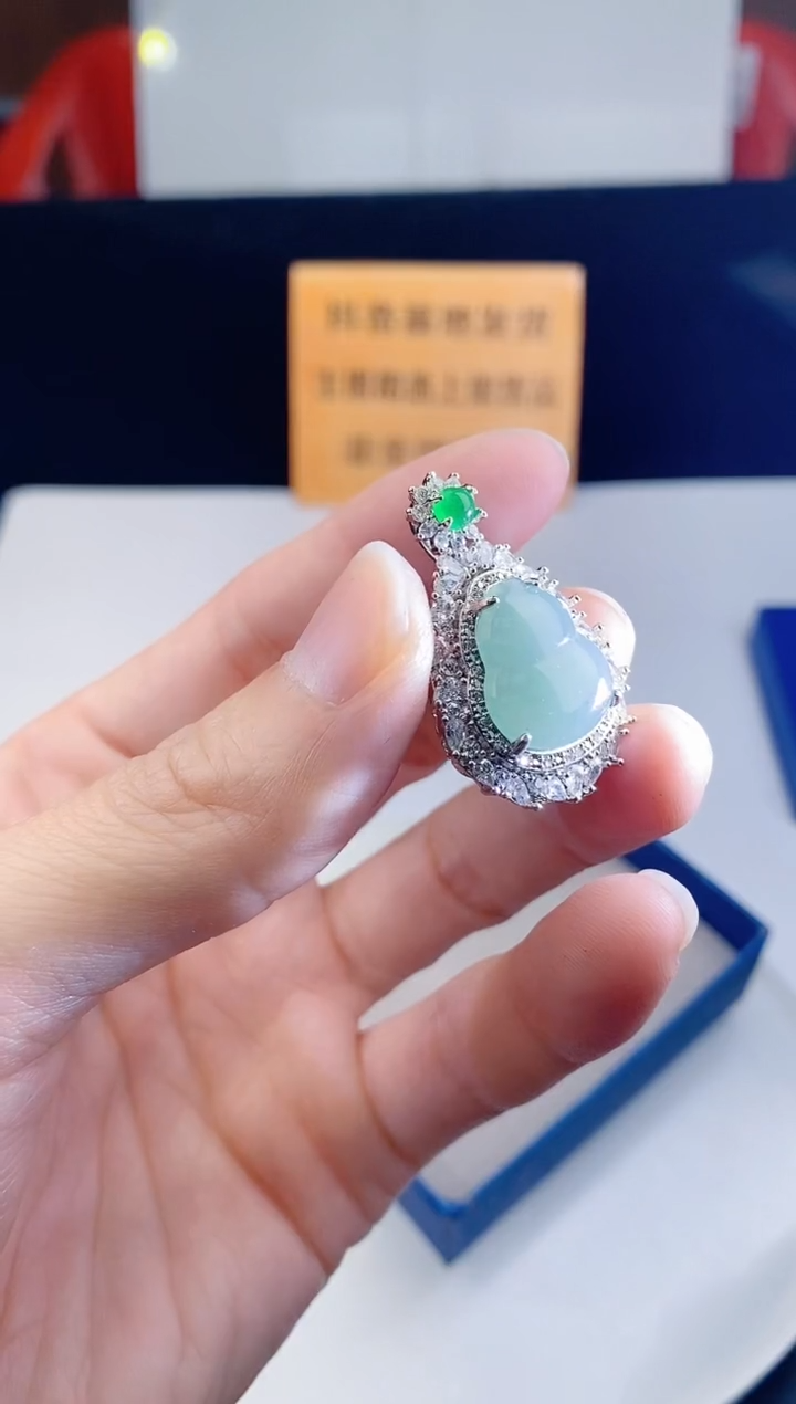 颈饰未镶嵌翡翠  