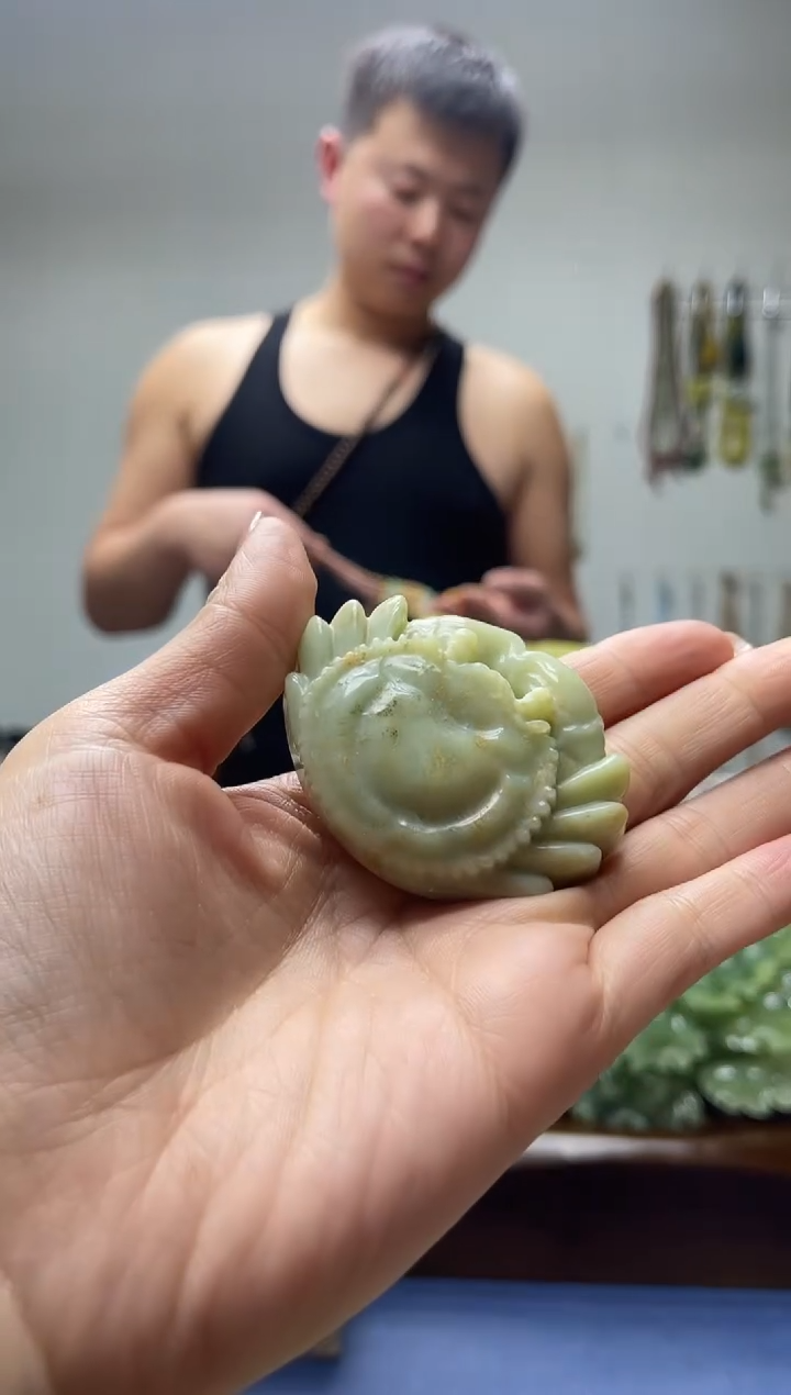 未镶嵌岫玉颈饰`