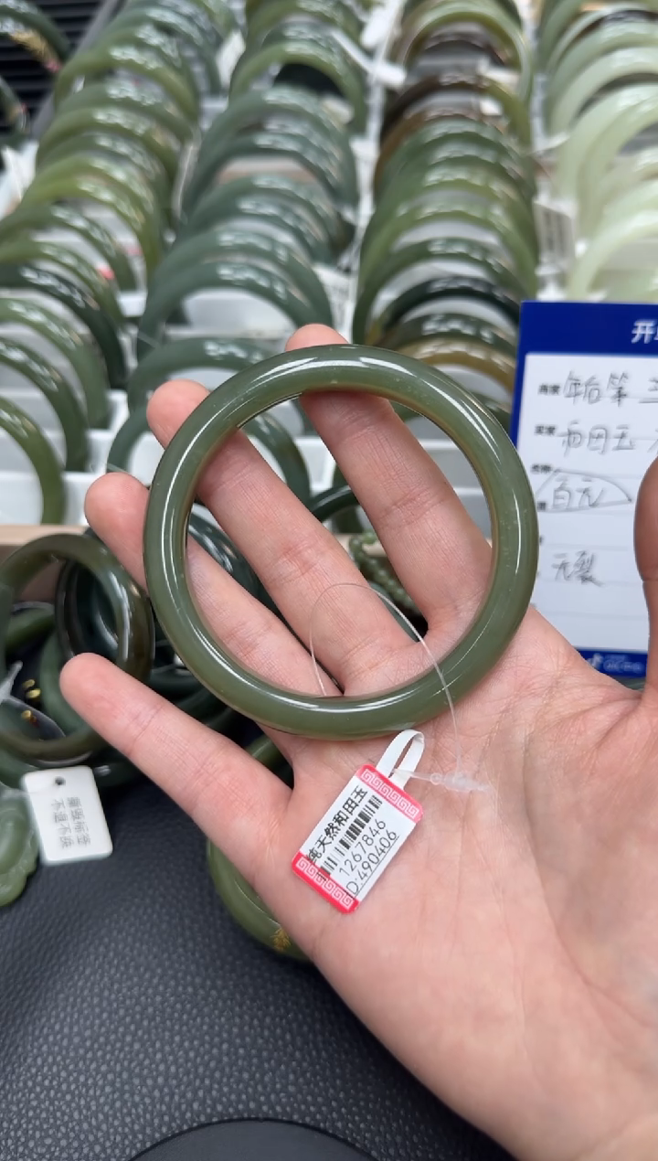 【闪购商品】和田玉手镯未镶嵌63天然和田玉有天然结构