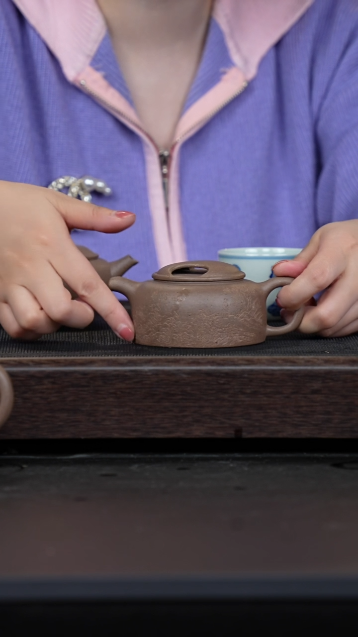 【闪购商品】紫砂茶壶鲨皮青刻绘牛盖莲子