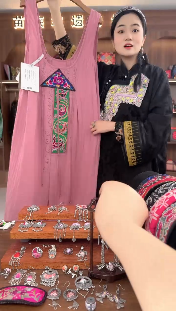 【闪购商品】织绣扶光苗绣传承L18