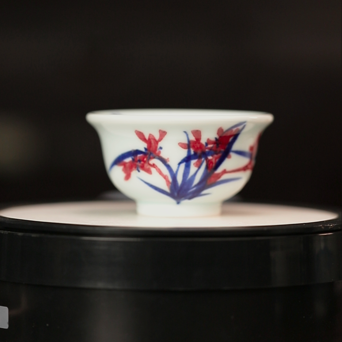 11.27/QW001/东客/釉里红兰花压手杯