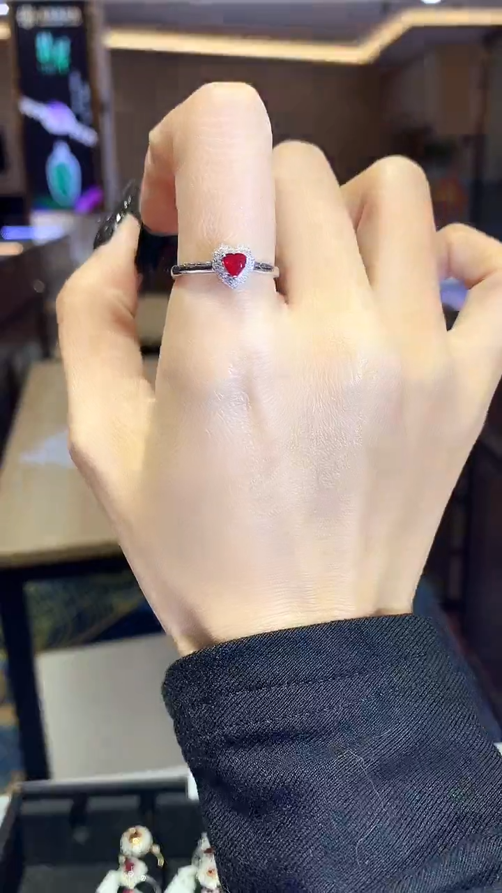 【闪购商品】红宝石戒指18K金镶嵌爱心戒指