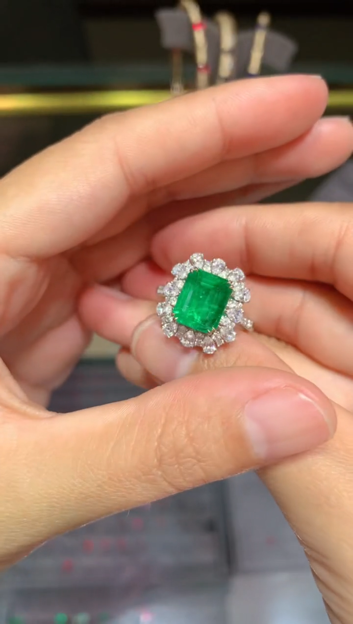 【闪购商品】祖母绿戒指18K金镶嵌3.45CT