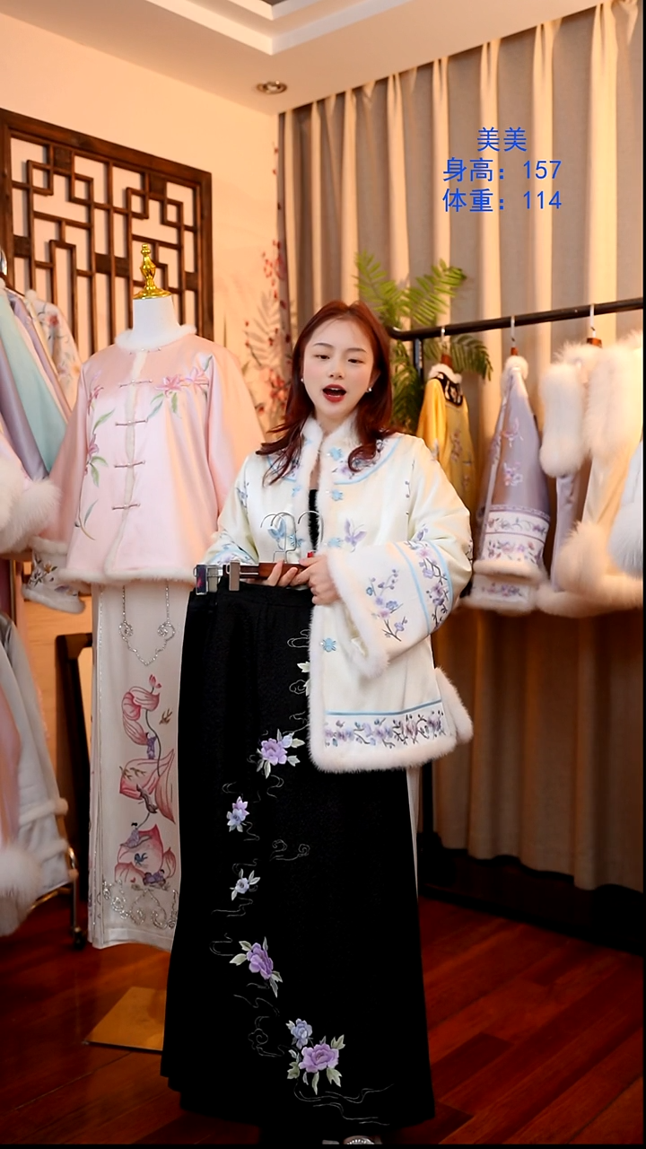 刺绣非遗服饰一物一件