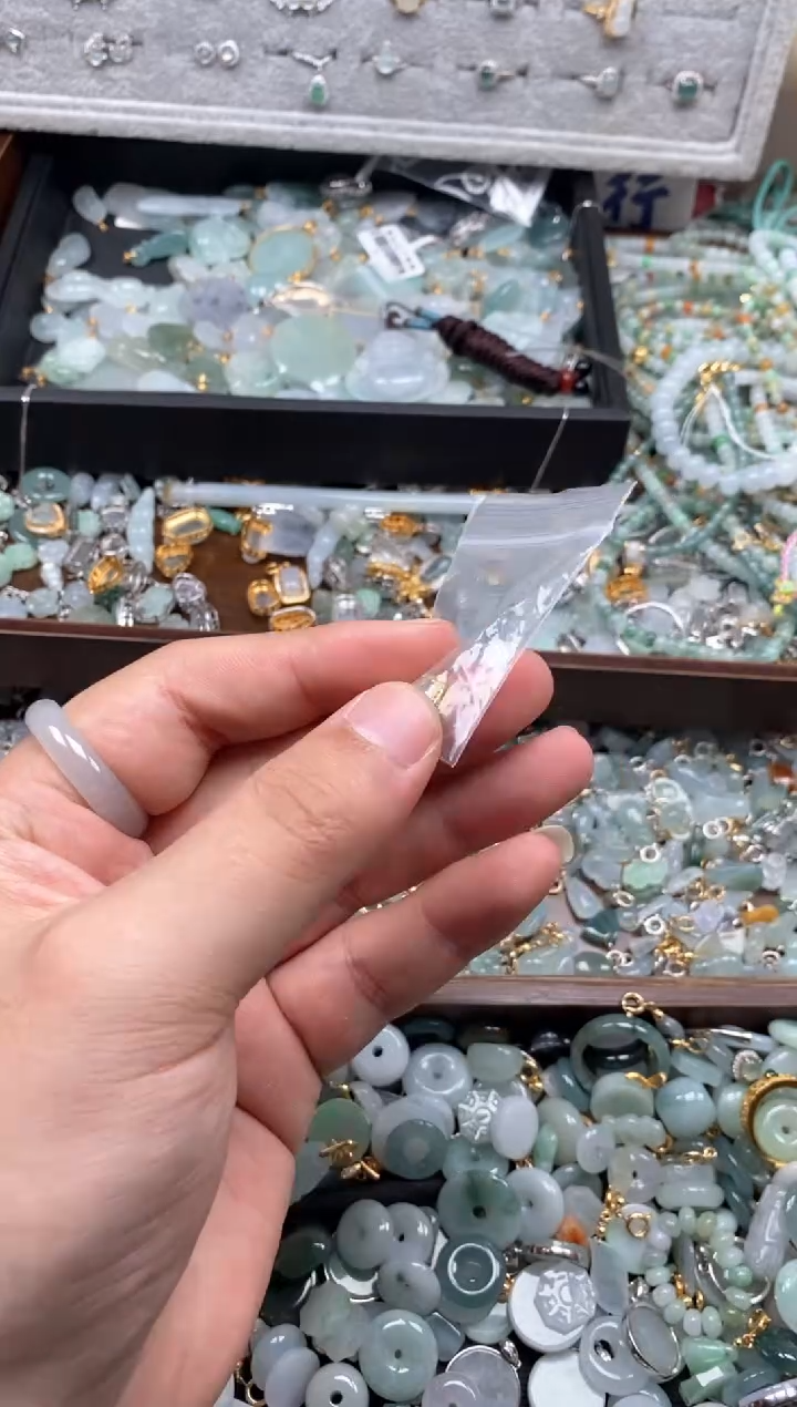 【闪购商品】翡翠颈饰未镶嵌哥哥