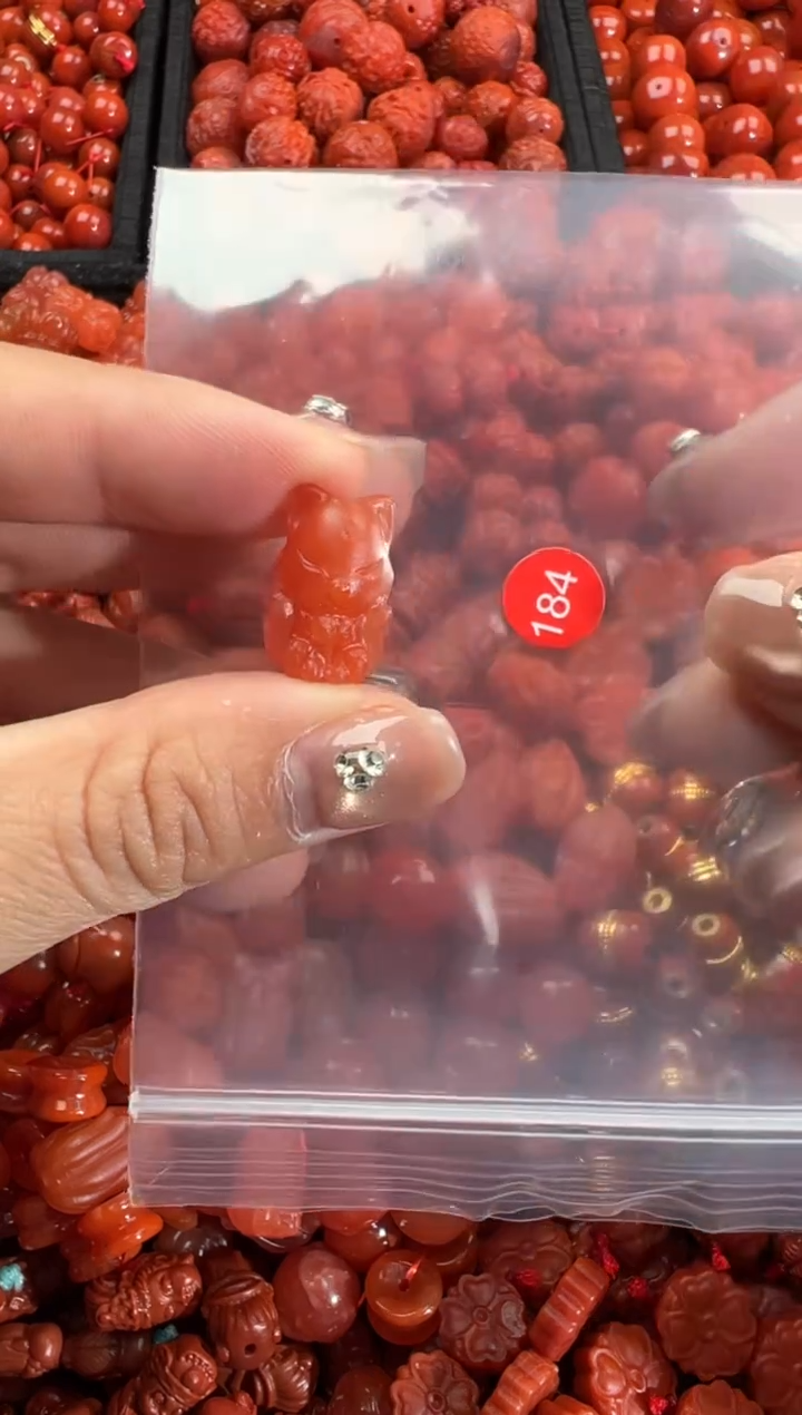 南红玛瑙未镶嵌颈饰1