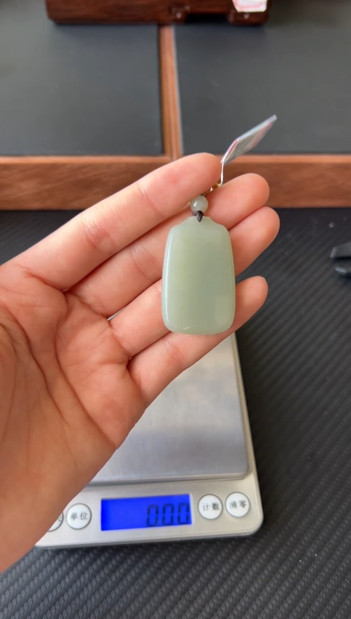和田玉未镶嵌吊坠(赠链)且末微色差近矿jk