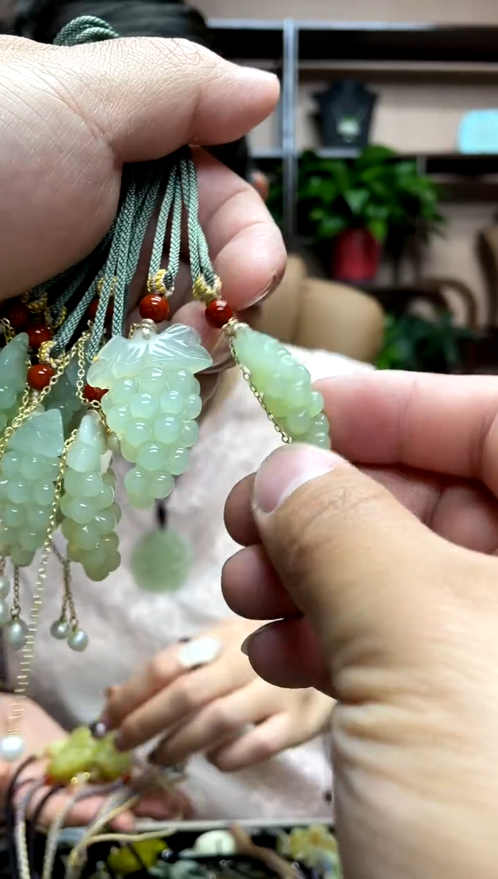 岫玉未镶嵌吊坠·