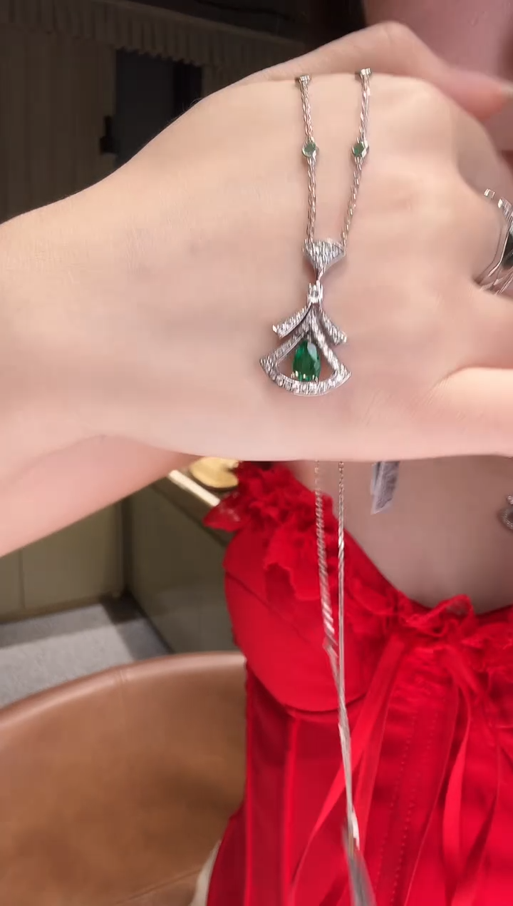 铂Pt950镶嵌项链钻石绿裙子