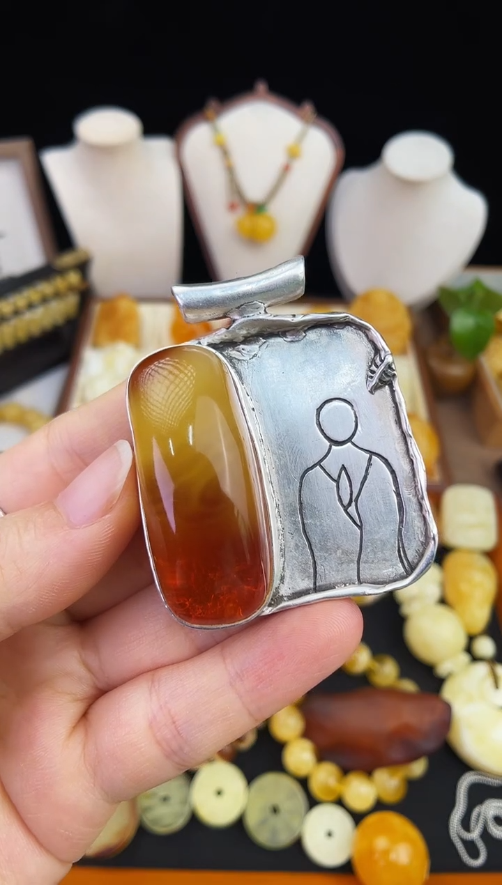 琥珀未镶嵌珠宝奇石手***心柒月