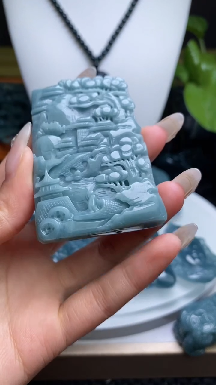 翡翠未镶嵌颈饰        