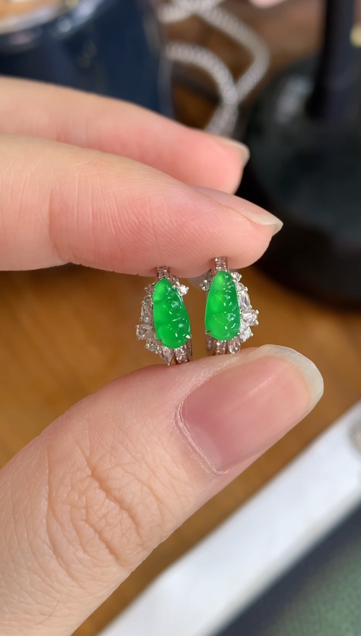 18K金镶嵌翡翠耳饰绿豆子耳包