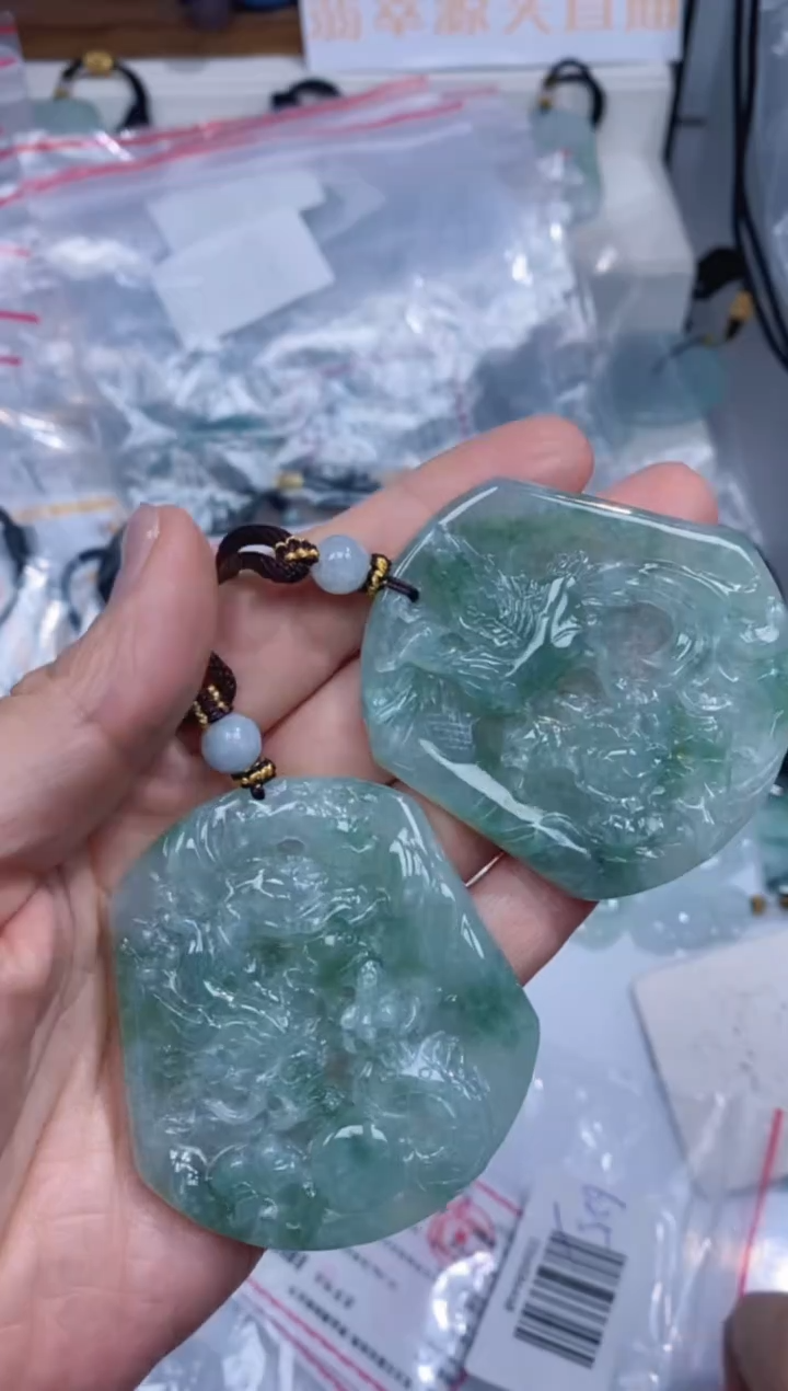 颈饰未镶嵌翡翠吊坠一对