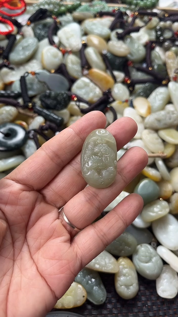 和田玉未镶嵌颈饰（多样性发一件）没有证书有瑕