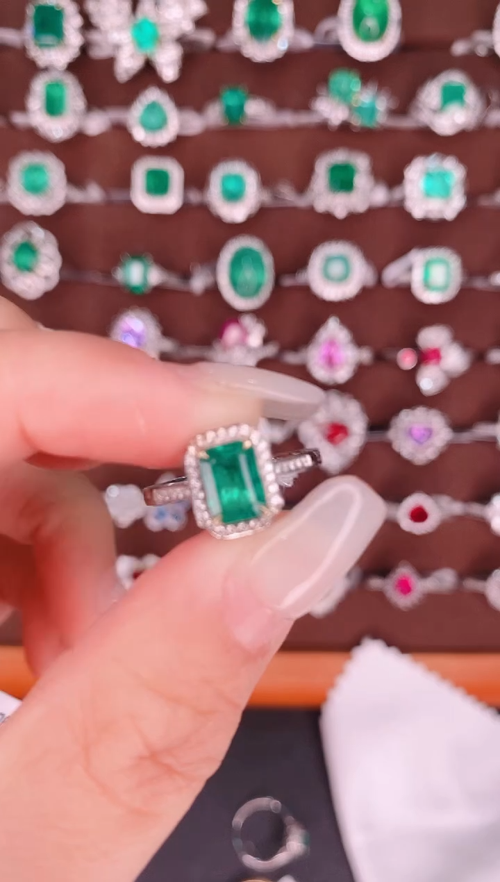 【闪购商品】祖母绿18K金戒指18K金镶嵌1克拉