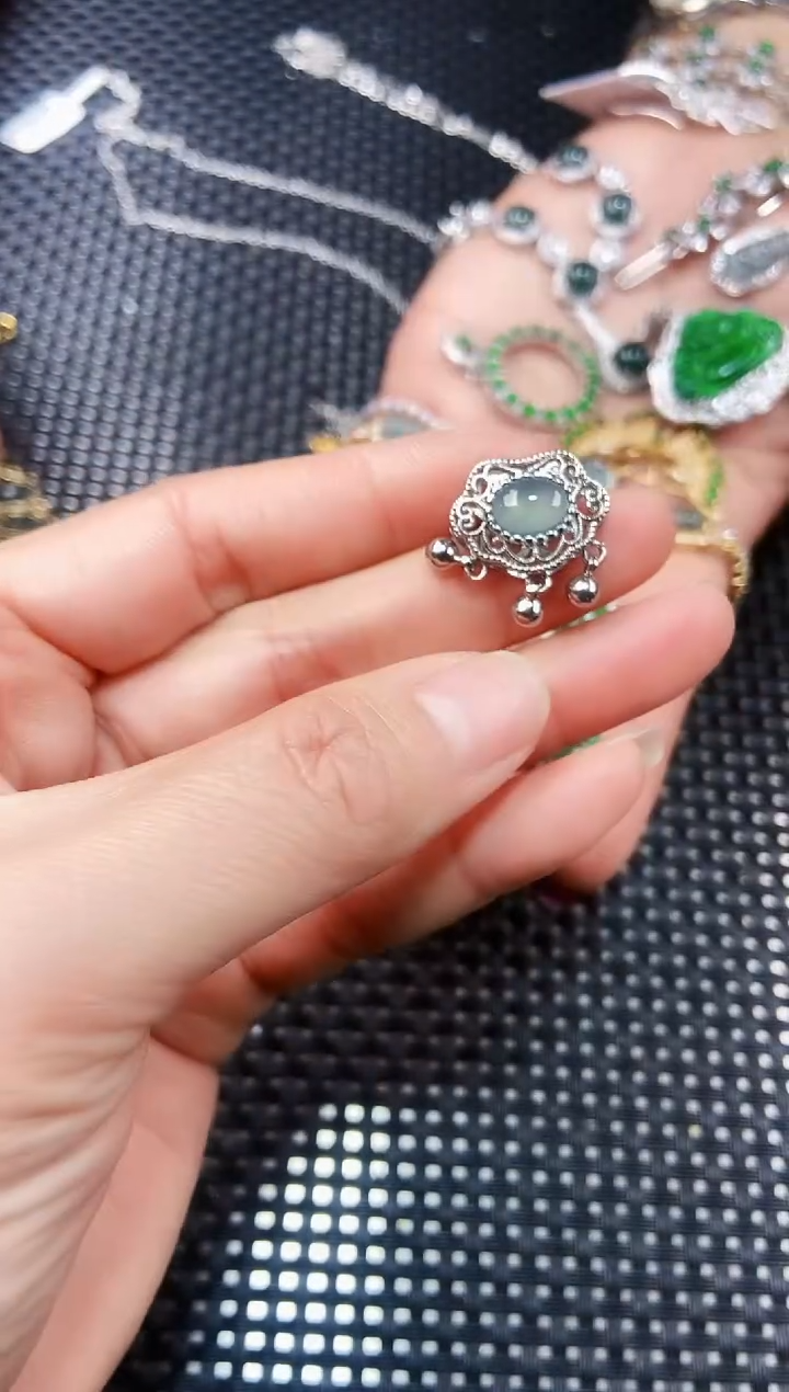 【闪购商品】翡翠颈饰未镶嵌111111111