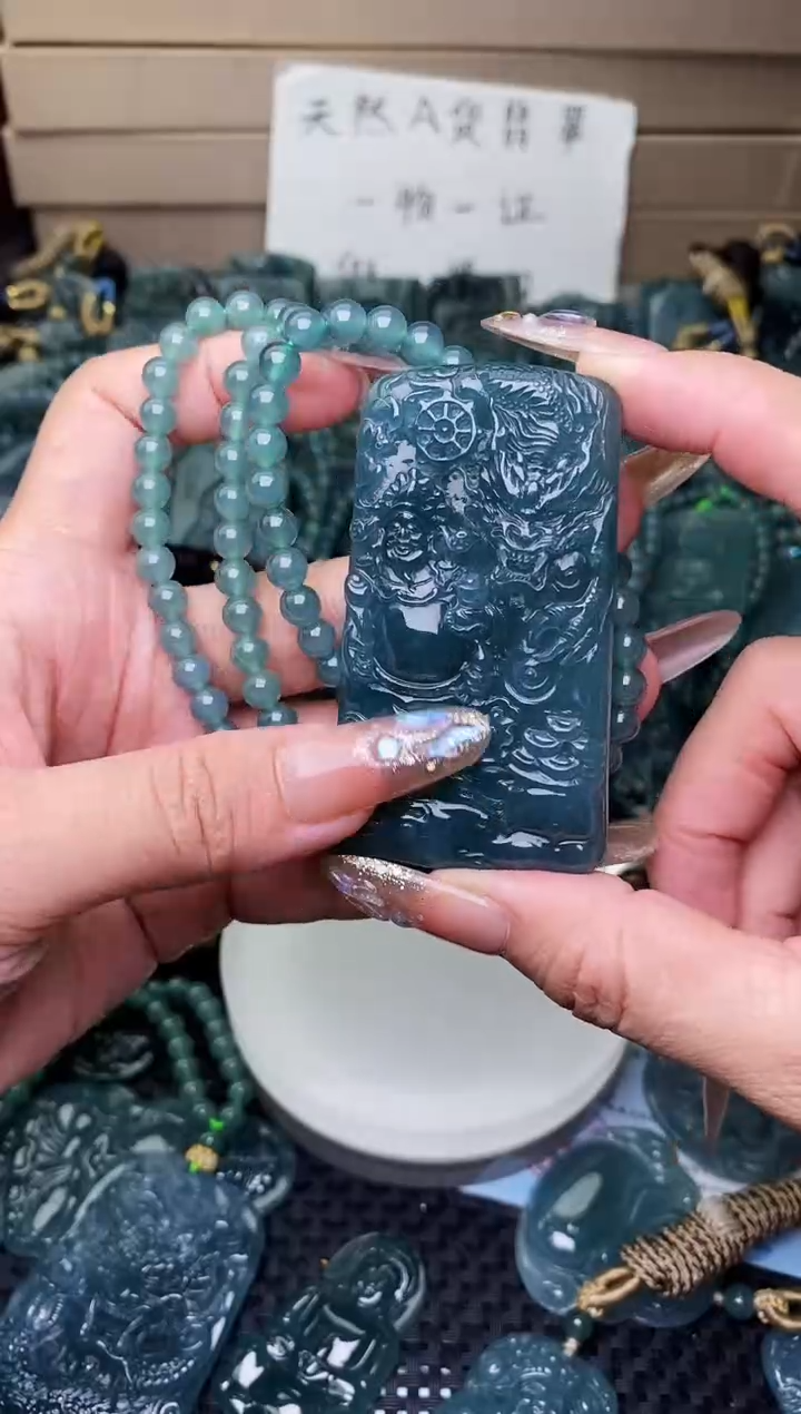 颈饰未镶嵌翡翠 