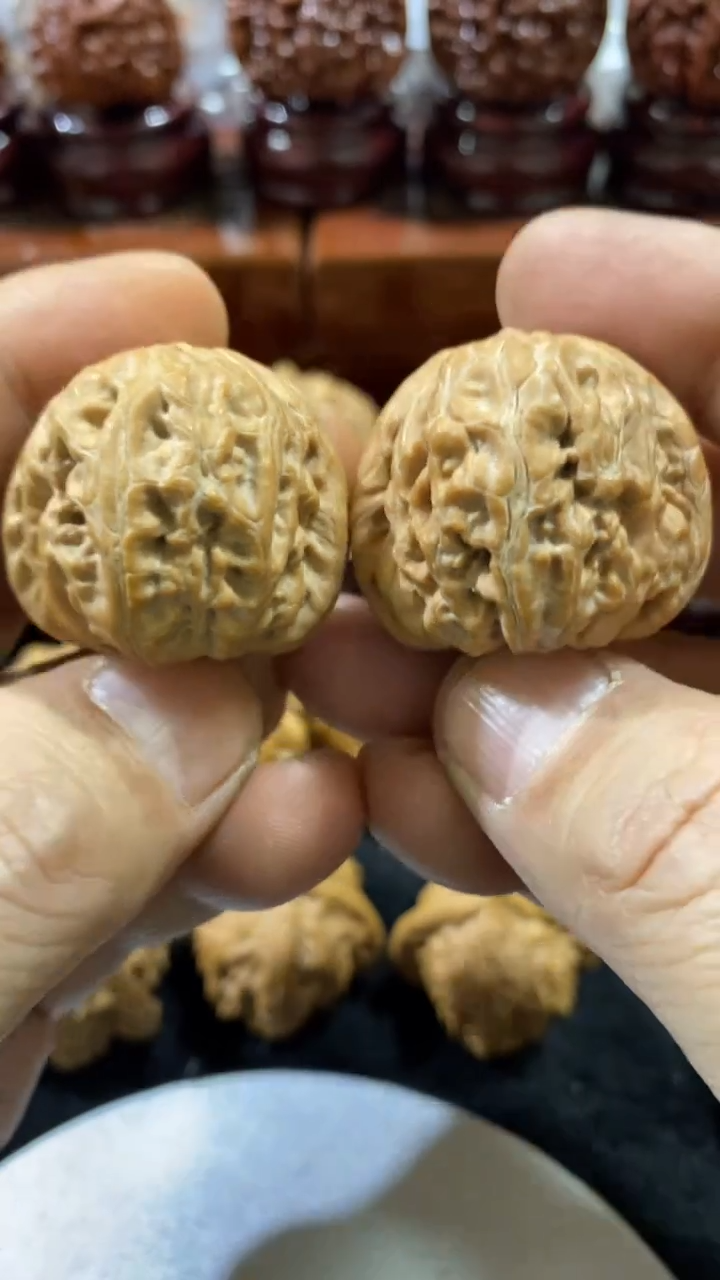 【闪购商品】文玩核桃把件微瑕带黄元宝