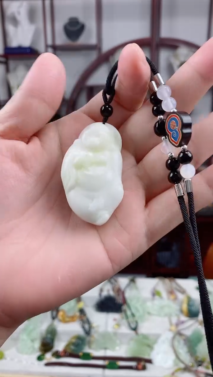 未镶嵌岫玉颈饰1