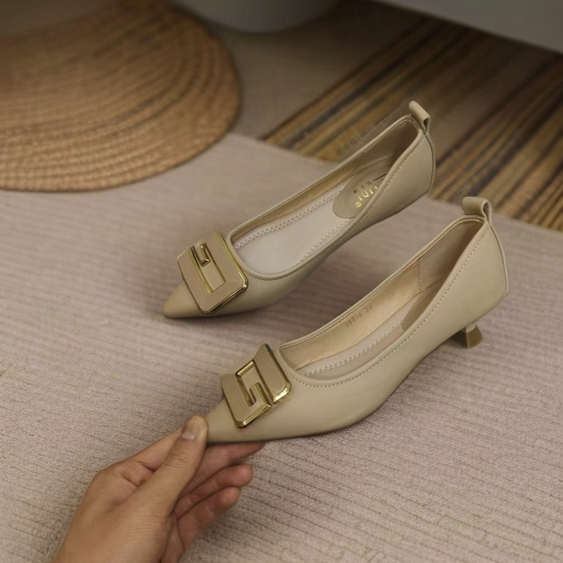 788-3卡2025春新款韩版时尚尖头套脚细跟休闲浅口软皮方扣女单鞋