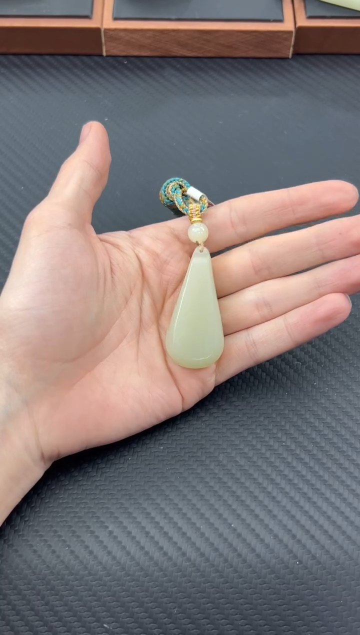 【闪购商品】和田玉吊坠(赠链)未镶嵌且末微色差迪克兰吊坠