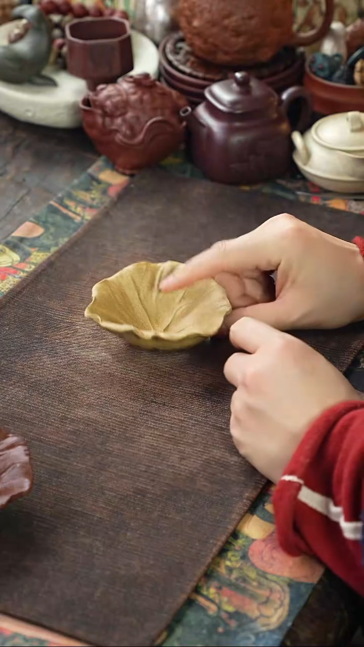 底槽清创意仿荷叶紫砂杯155