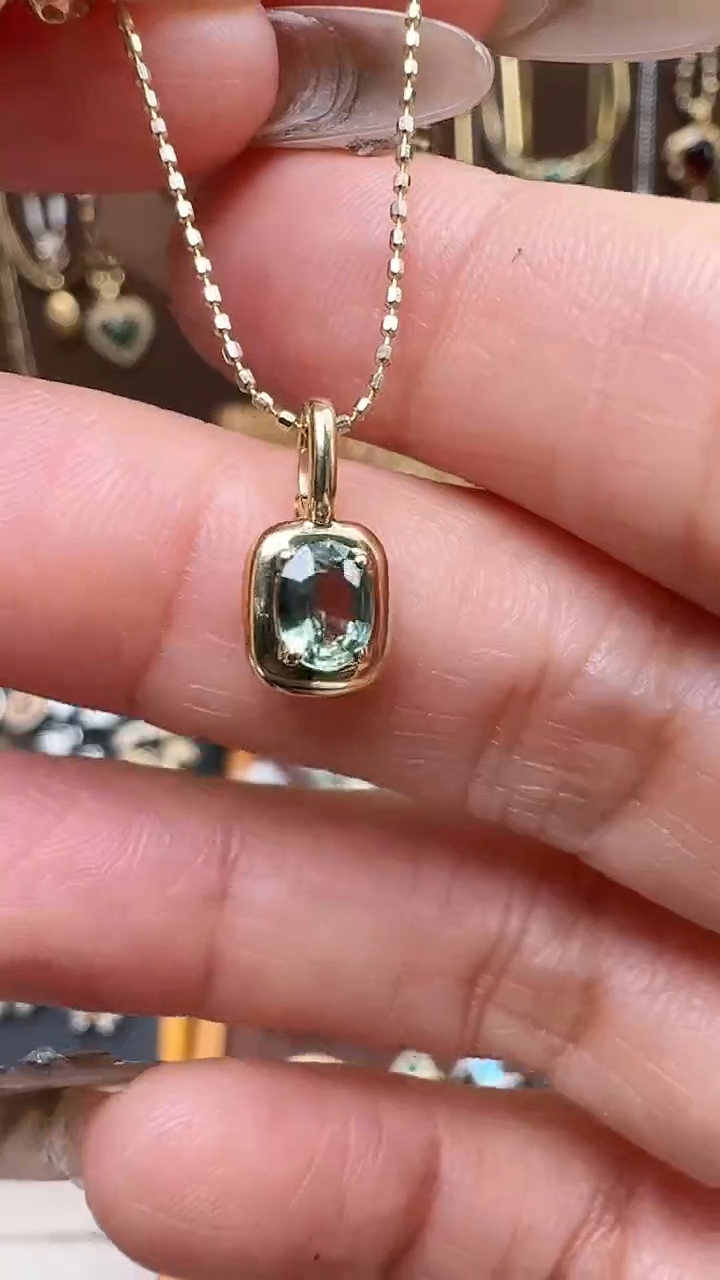 【闪购商品】蓝宝石吊坠(不含链)18K金镶嵌18K金蓝宝石吊坠