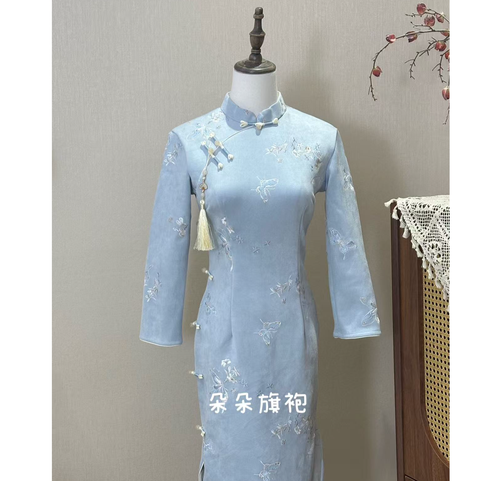 淡蓝色旗袍2025新款秋冬季长袖麂皮绒刺绣改良年轻款新中式连衣裙