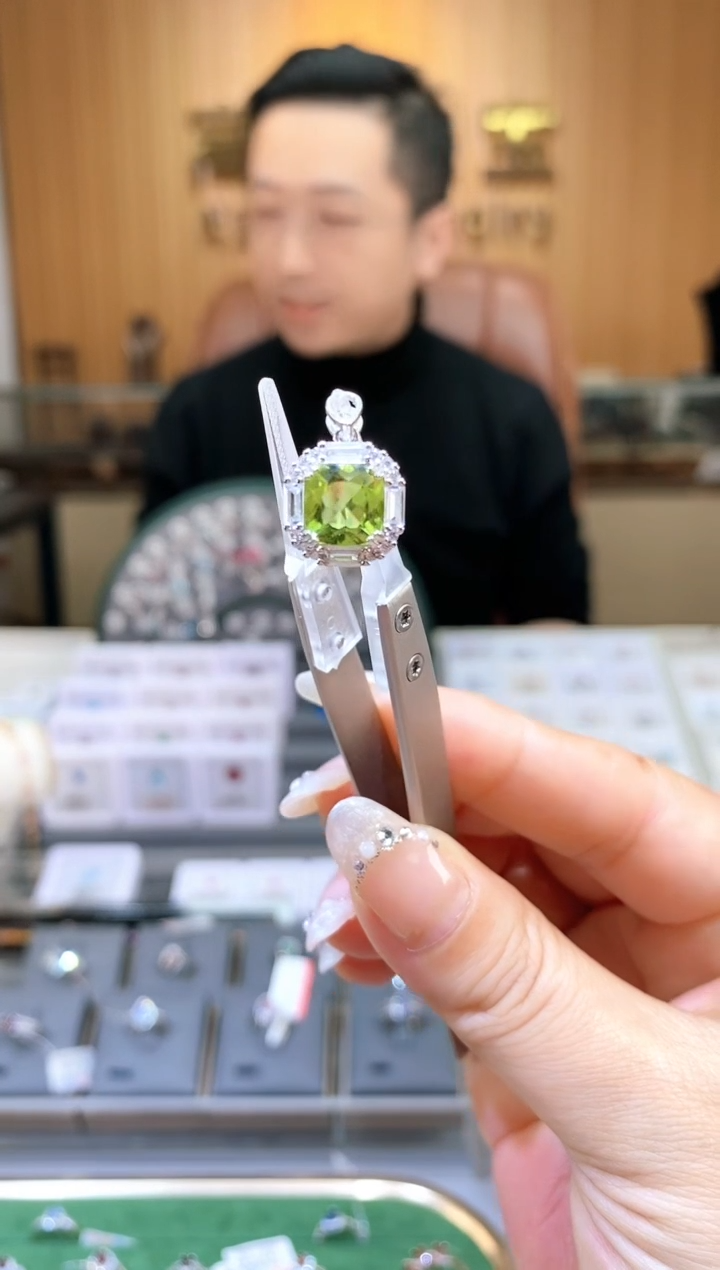 【闪购商品】橄榄石吊坠(赠链)银S925镶嵌天然橄榄石吊坠