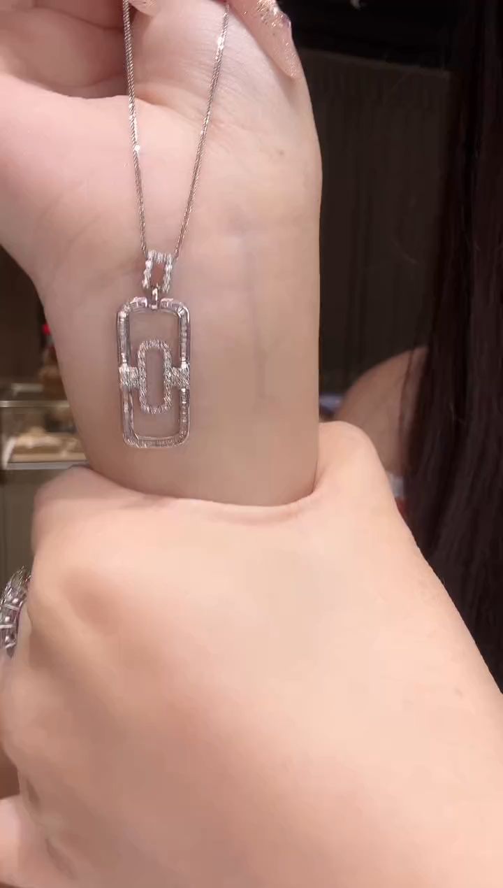 吊坠（不含链）18K金镶嵌钻石回形针